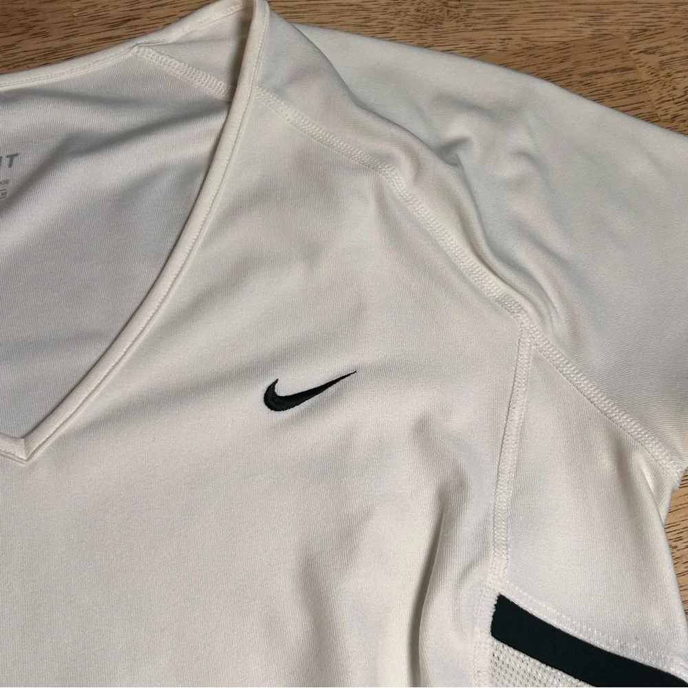 Nike Women's Dri-FIT V-neck Athletic Tee Medium‎